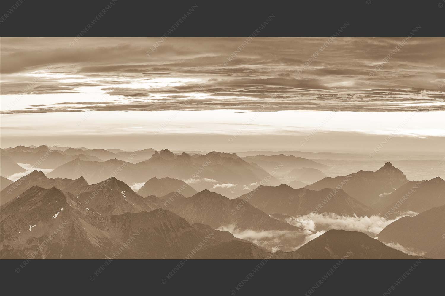 Blick von der Zugspitze über Thannheimer Berge nach einem Gewitterregen - Wetterberuhigung 2:1 sepia -- Zugspitze Abendstimmung - mehr Infos bei www.Kriner-Weiermann.de