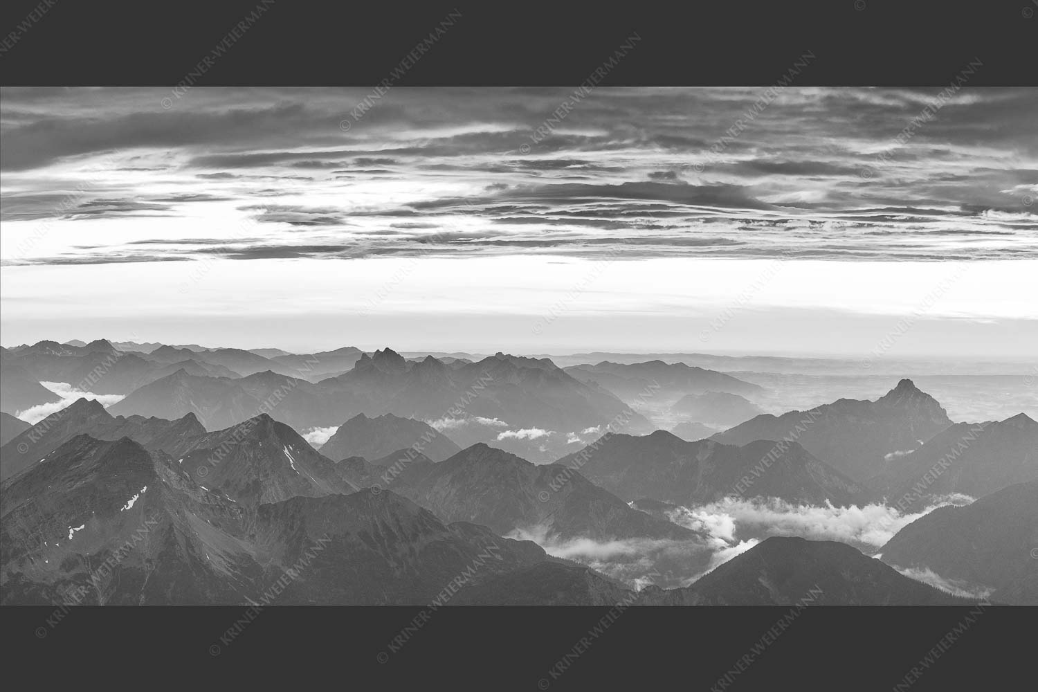 Blick von der Zugspitze über Thannheimer Berge nach einem Gewitterregen - Wetterberuhigung 2:1 sw -- Zugspitze Abendstimmung - mehr Infos bei www.Kriner-Weiermann.de