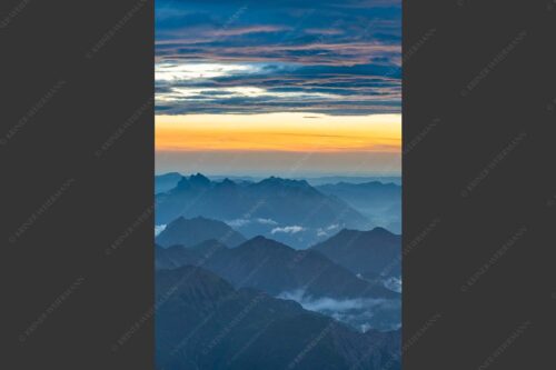 Blick von der Zugspitze über Thannheimer Berge nach einem Gewitterregen - Wetterberuhigung 2:3  -- Zugspitze Abendstimmung - mehr Infos bei www.Kriner-Weiermann.de