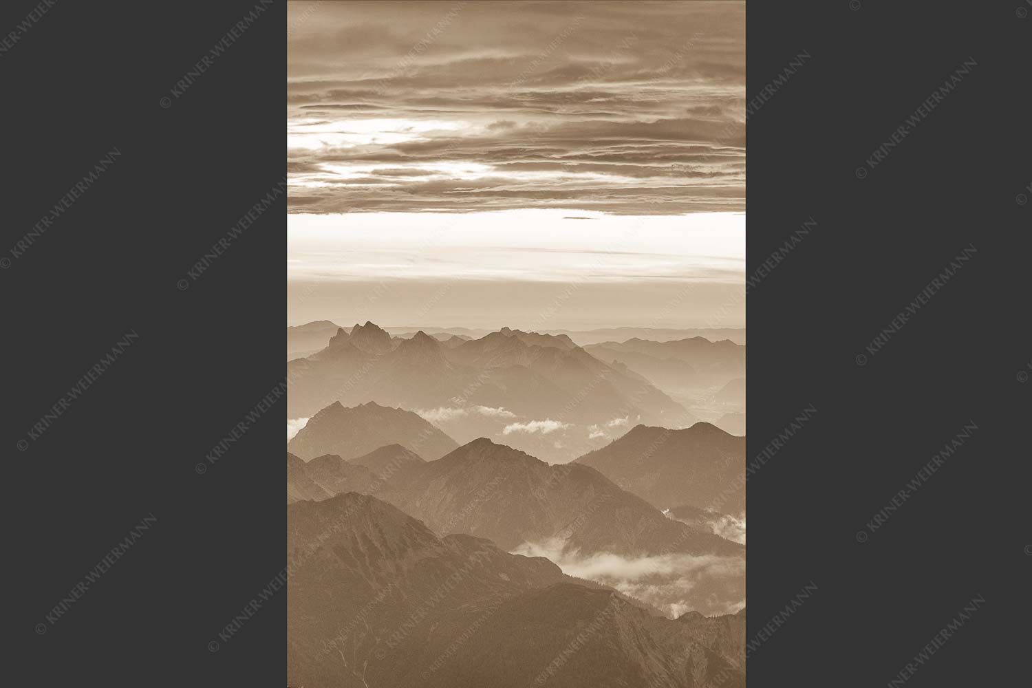 Blick von der Zugspitze über Thannheimer Berge nach einem Gewitterregen - Wetterberuhigung 2:3 sepia -- Zugspitze Abendstimmung - mehr Infos bei www.Kriner-Weiermann.de
