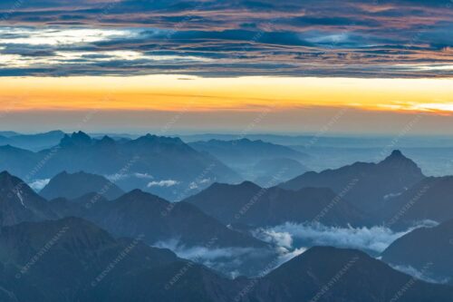 Blick von der Zugspitze über Thannheimer Berge nach einem Gewitterregen - Wetterberuhigung 3:2  -- Zugspitze Abendstimmung - mehr Infos bei www.Kriner-Weiermann.de