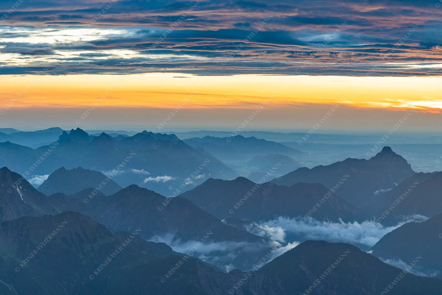 Blick von der Zugspitze über Thannheimer Berge nach einem Gewitterregen - Wetterberuhigung 3:2 -- Zugspitze Abendstimmung - mehr Infos bei www.Kriner-Weiermann.de