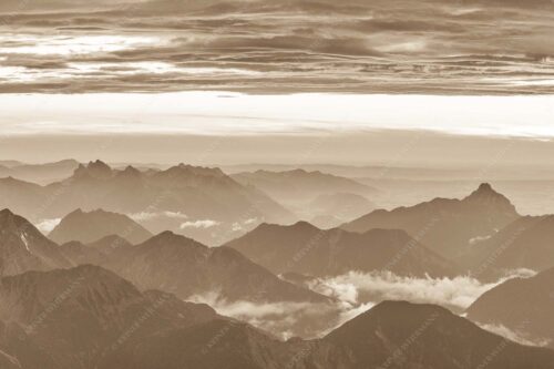 Blick von der Zugspitze über Thannheimer Berge nach einem Gewitterregen - Wetterberuhigung 3:2 sepia -- Zugspitze Abendstimmung - mehr Infos bei www.Kriner-Weiermann.de