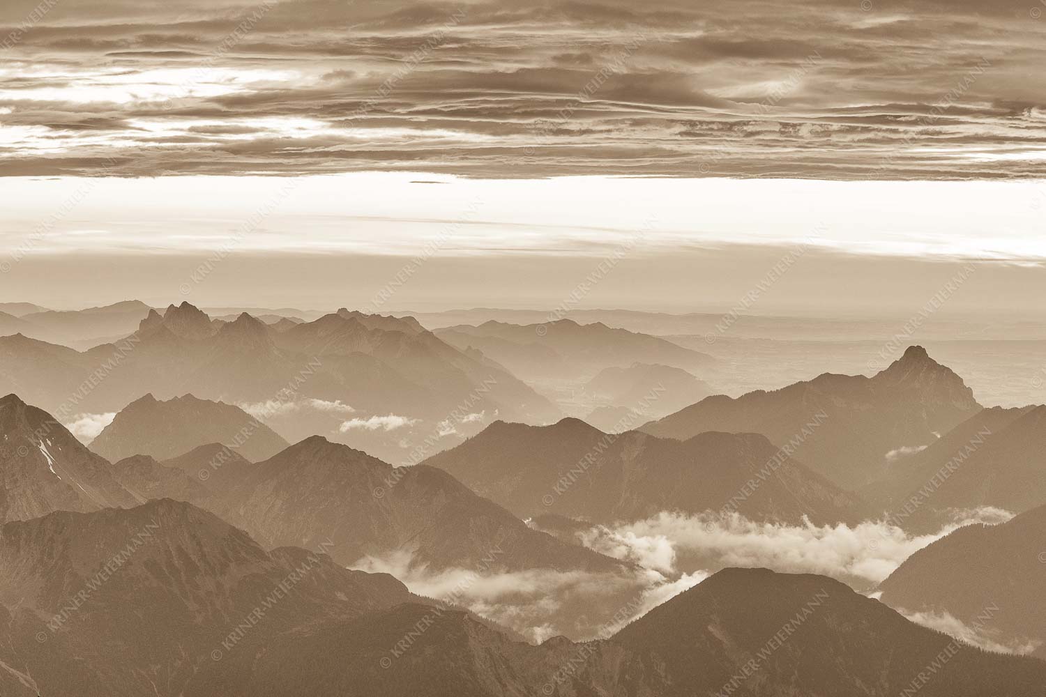 Blick von der Zugspitze über Thannheimer Berge nach einem Gewitterregen - Wetterberuhigung 3:2 sepia -- Zugspitze Abendstimmung - mehr Infos bei www.Kriner-Weiermann.de