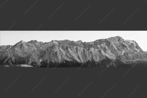 Blick auf Alpspitz, Waxenstein, Jubiläumsgrat und Zugspitze - Wetterstein Nord-West 4:1 sw -- Alpspitze Jubiläumsgrat Zugspitze - mehr Infos bei www.Kriner-Weiermann.de