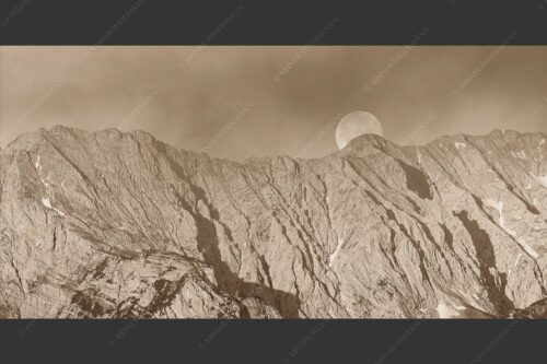 Vollmonduntergang am Wetterstein bei Sonnenaufgang - Wettersteingrat 2:1 sepia -- Vollmond - mehr Infos bei www.Kriner-Weiermann.de