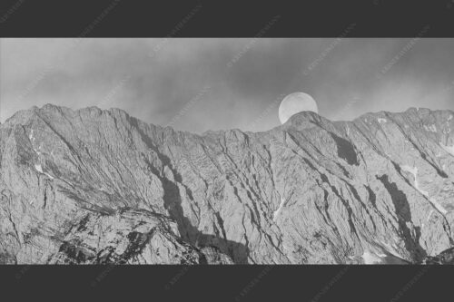 Vollmonduntergang am Wetterstein bei Sonnenaufgang - Wettersteingrat 2:1 sw -- Vollmond - mehr Infos bei www.Kriner-Weiermann.de