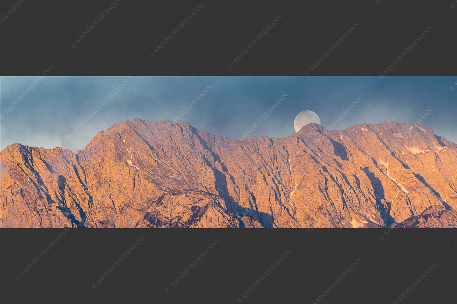 Vollmonduntergang am Wetterstein bei Sonnenaufgang - Wettersteingrat 3:1 -- Vollmond - mehr Infos bei www.Kriner-Weiermann.de
