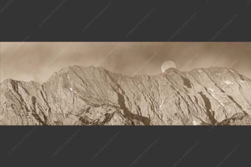 Vollmonduntergang am Wetterstein bei Sonnenaufgang - Wettersteingrat 3:1 sepia -- Vollmond - mehr Infos bei www.Kriner-Weiermann.de
