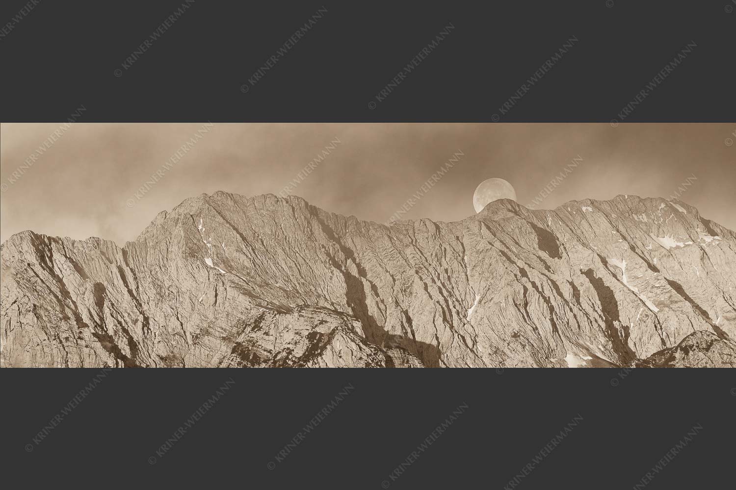 Vollmonduntergang am Wetterstein bei Sonnenaufgang - Wettersteingrat 3:1 sepia -- Vollmond - mehr Infos bei www.Kriner-Weiermann.de