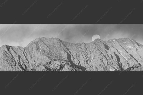 Vollmonduntergang am Wetterstein bei Sonnenaufgang - Wettersteingrat 3:1 sw -- Vollmond - mehr Infos bei www.Kriner-Weiermann.de
