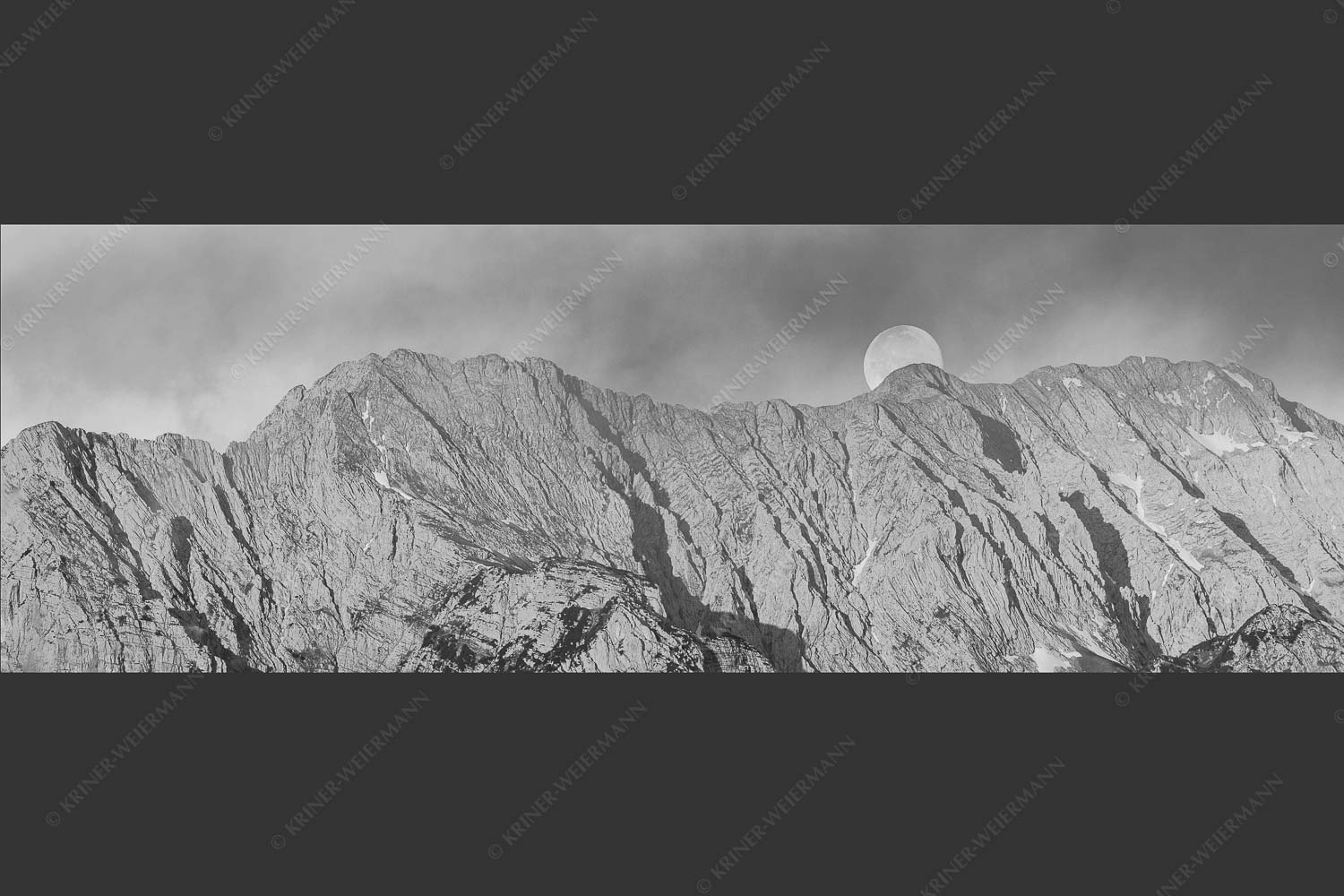 Vollmonduntergang am Wetterstein bei Sonnenaufgang - Wettersteingrat 3:1 sw -- Vollmond - mehr Infos bei www.Kriner-Weiermann.de