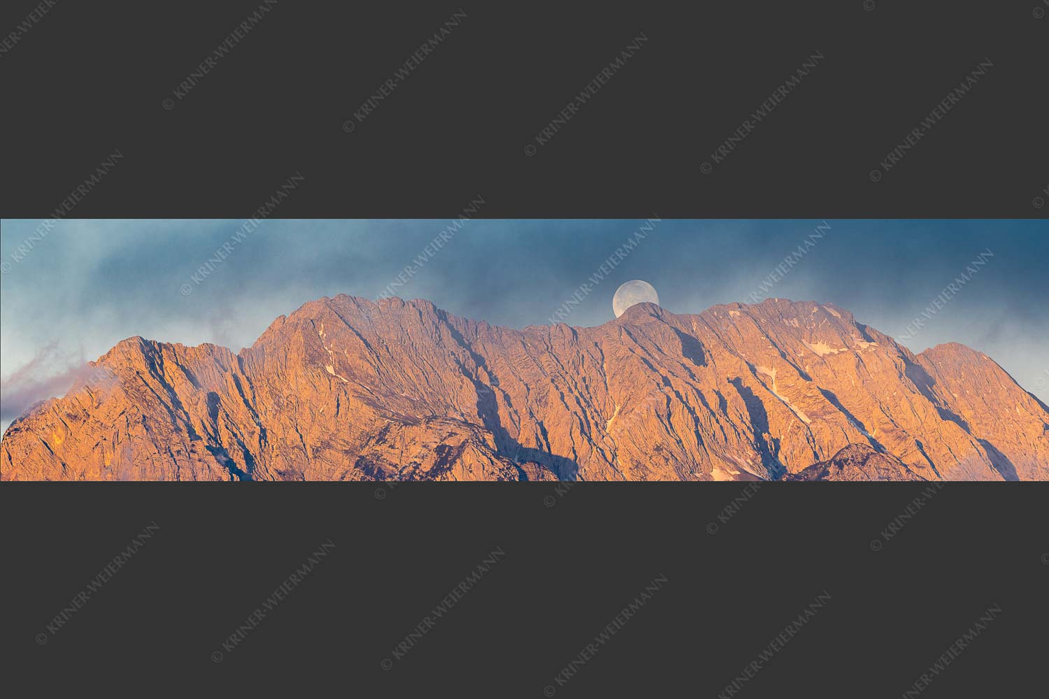 Vollmonduntergang am Wetterstein bei Sonnenaufgang - Wettersteingrat 4:1 -- Vollmond - mehr Infos bei www.Kriner-Weiermann.de