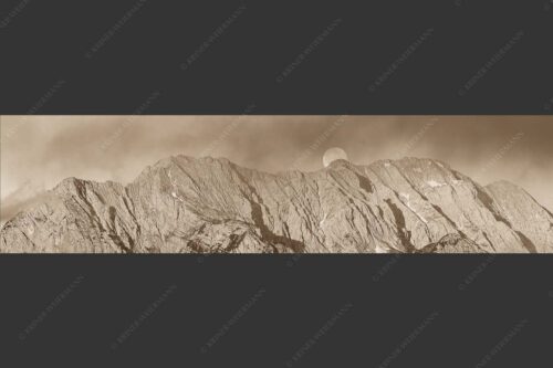 Vollmonduntergang am Wetterstein bei Sonnenaufgang - Wettersteingrat 4:1 sepia -- Vollmond - mehr Infos bei www.Kriner-Weiermann.de