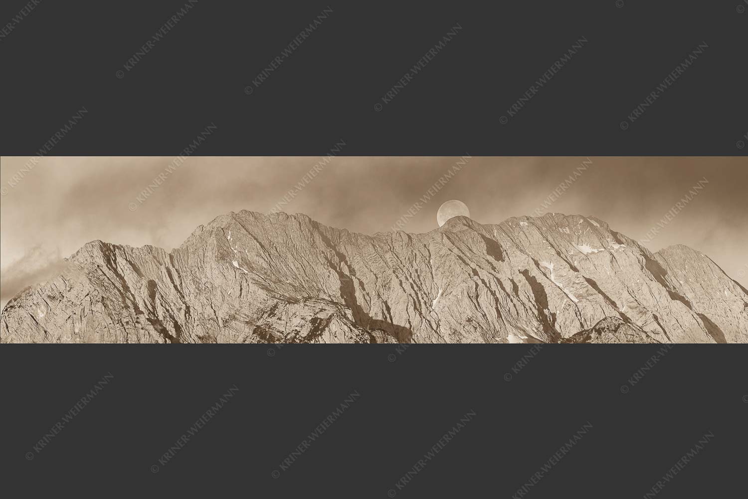 Vollmonduntergang am Wetterstein bei Sonnenaufgang - Wettersteingrat 4:1 sepia -- Vollmond - mehr Infos bei www.Kriner-Weiermann.de