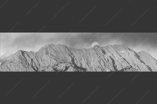 Vollmonduntergang am Wetterstein bei Sonnenaufgang - Wettersteingrat 4:1 sw -- Vollmond - mehr Infos bei www.Kriner-Weiermann.de