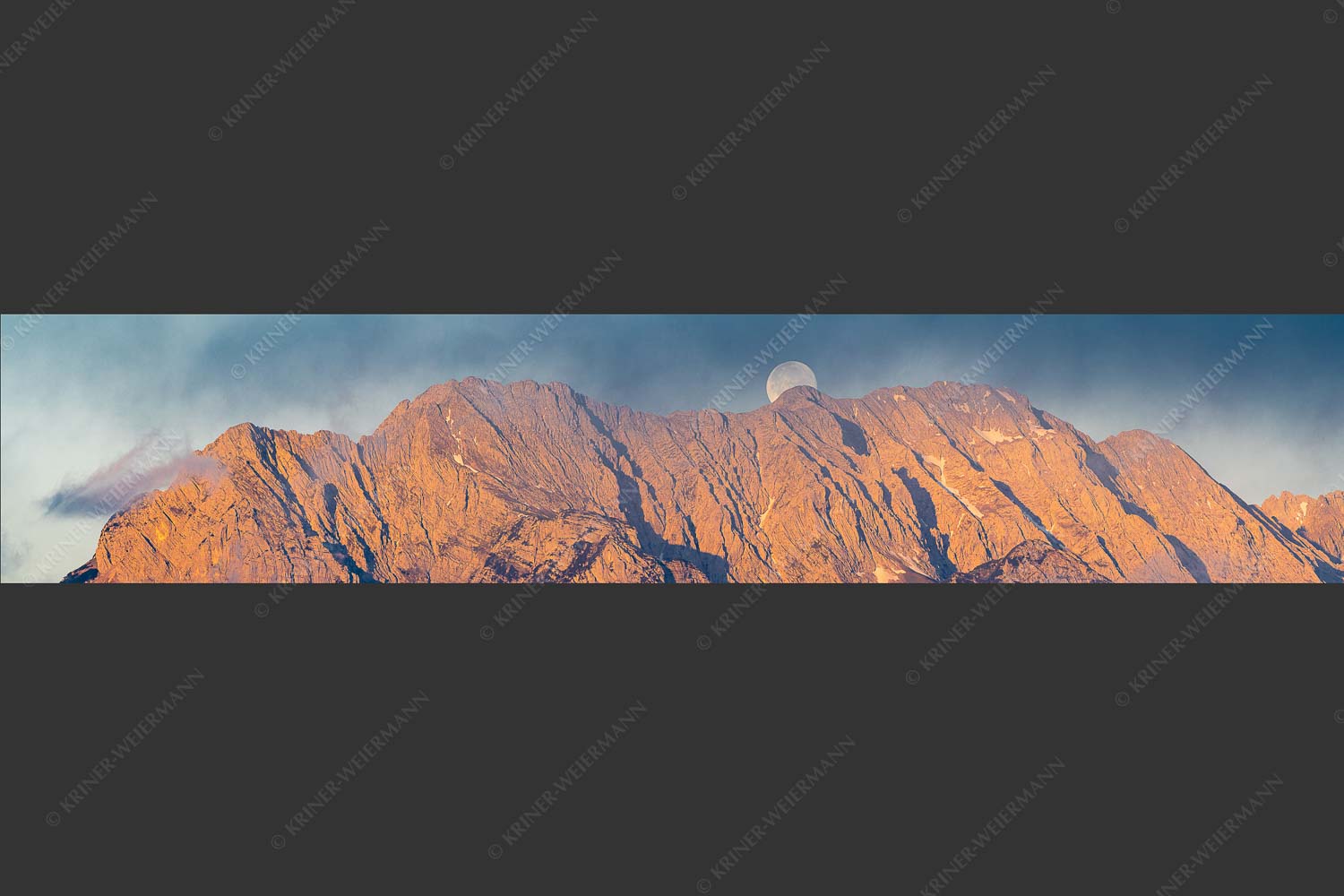 Vollmonduntergang am Wetterstein bei Sonnenaufgang - Wettersteingrat 5:1 -- Vollmond - mehr Infos bei www.Kriner-Weiermann.de
