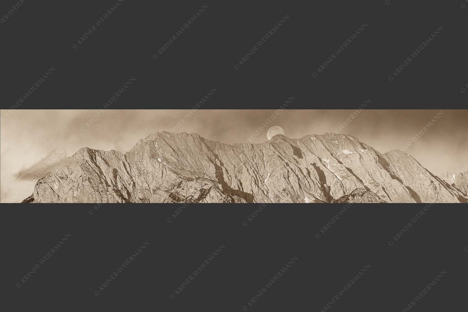 Vollmonduntergang am Wetterstein bei Sonnenaufgang - Wettersteingrat 5:1 sepia -- Vollmond - mehr Infos bei www.Kriner-Weiermann.de