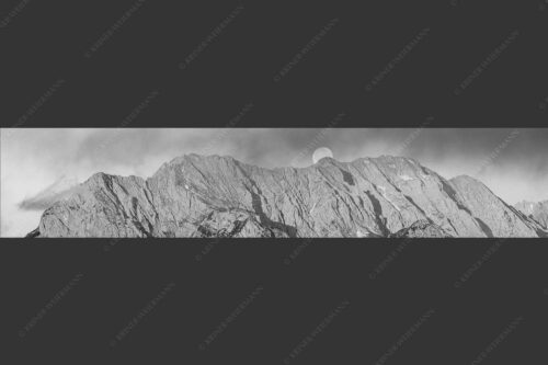 Vollmonduntergang am Wetterstein bei Sonnenaufgang - Wettersteingrat 5:1 sw -- Vollmond - mehr Infos bei www.Kriner-Weiermann.de