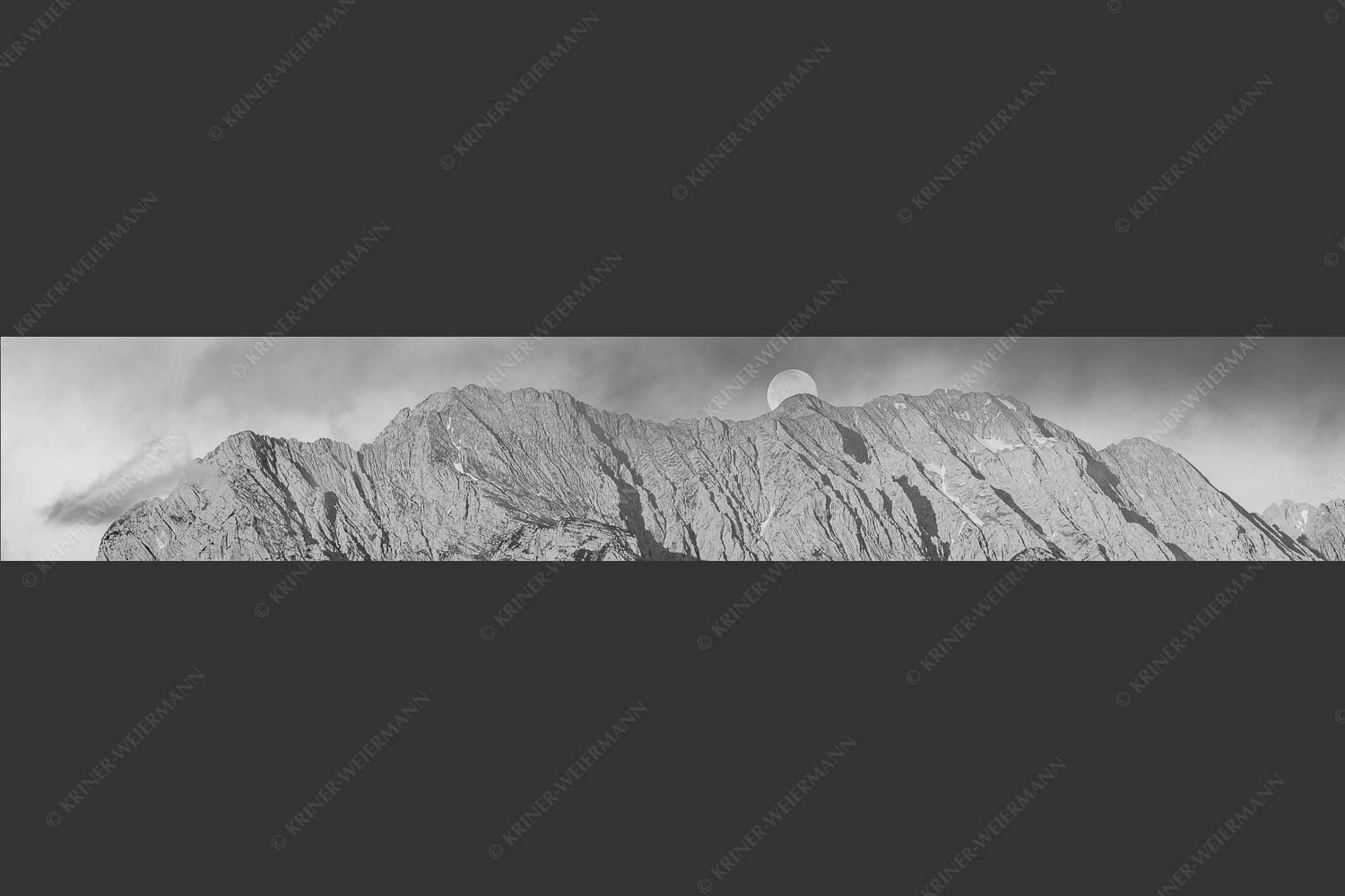 Vollmonduntergang am Wetterstein bei Sonnenaufgang - Wettersteingrat 6:1 sw -- Vollmond - mehr Infos bei www.Kriner-Weiermann.de