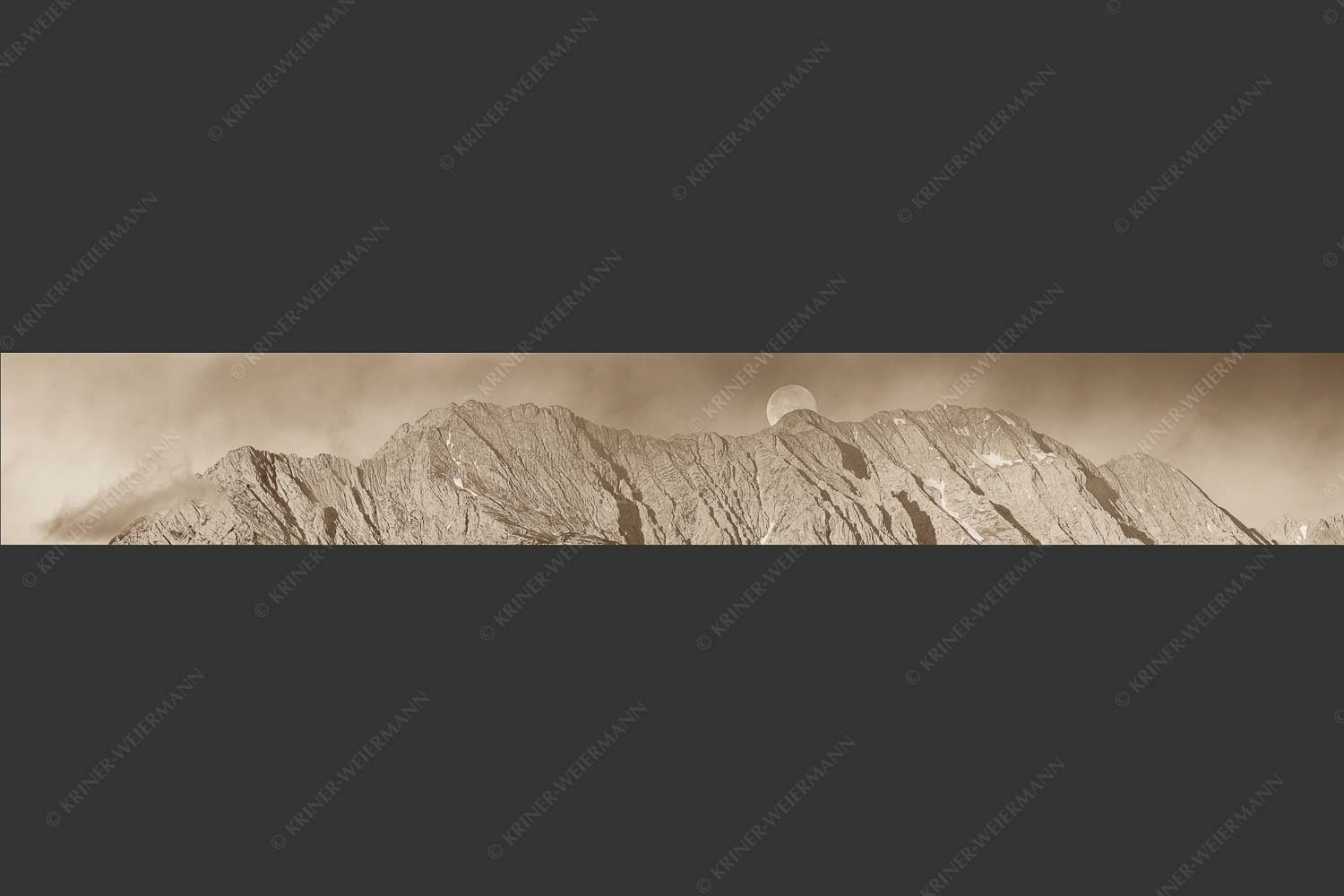 Vollmonduntergang am Wetterstein bei Sonnenaufgang - Wettersteingrat 7:1 sepia -- Vollmond - mehr Infos bei www.Kriner-Weiermann.de