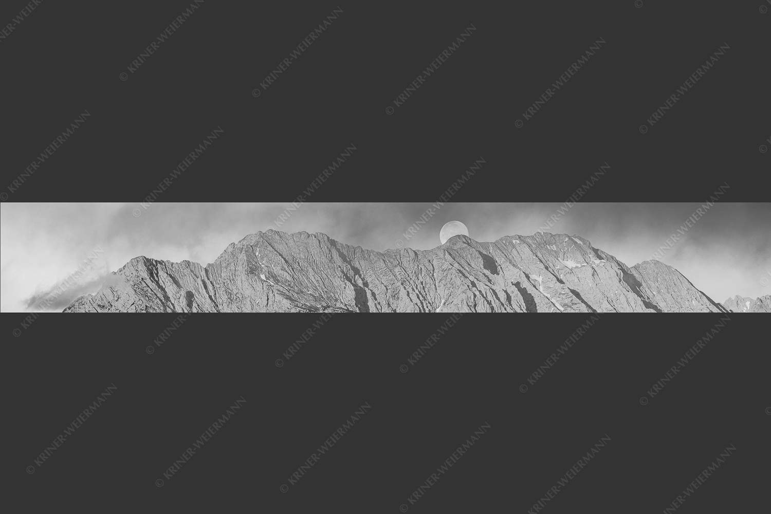 Vollmonduntergang am Wetterstein bei Sonnenaufgang - Wettersteingrat 7:1 sw -- Vollmond - mehr Infos bei www.Kriner-Weiermann.de