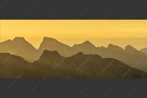 Mittenwalder Höhenweg und Sulzleklammspitz vor Vogelkar- und Östlicher Karwendelspitze - Wie kopiert 2,5:1  -- Mittenwalder Höhenweg und Östliche Karwendelspitze - mehr Infos bei www.Kriner-Weiermann.de