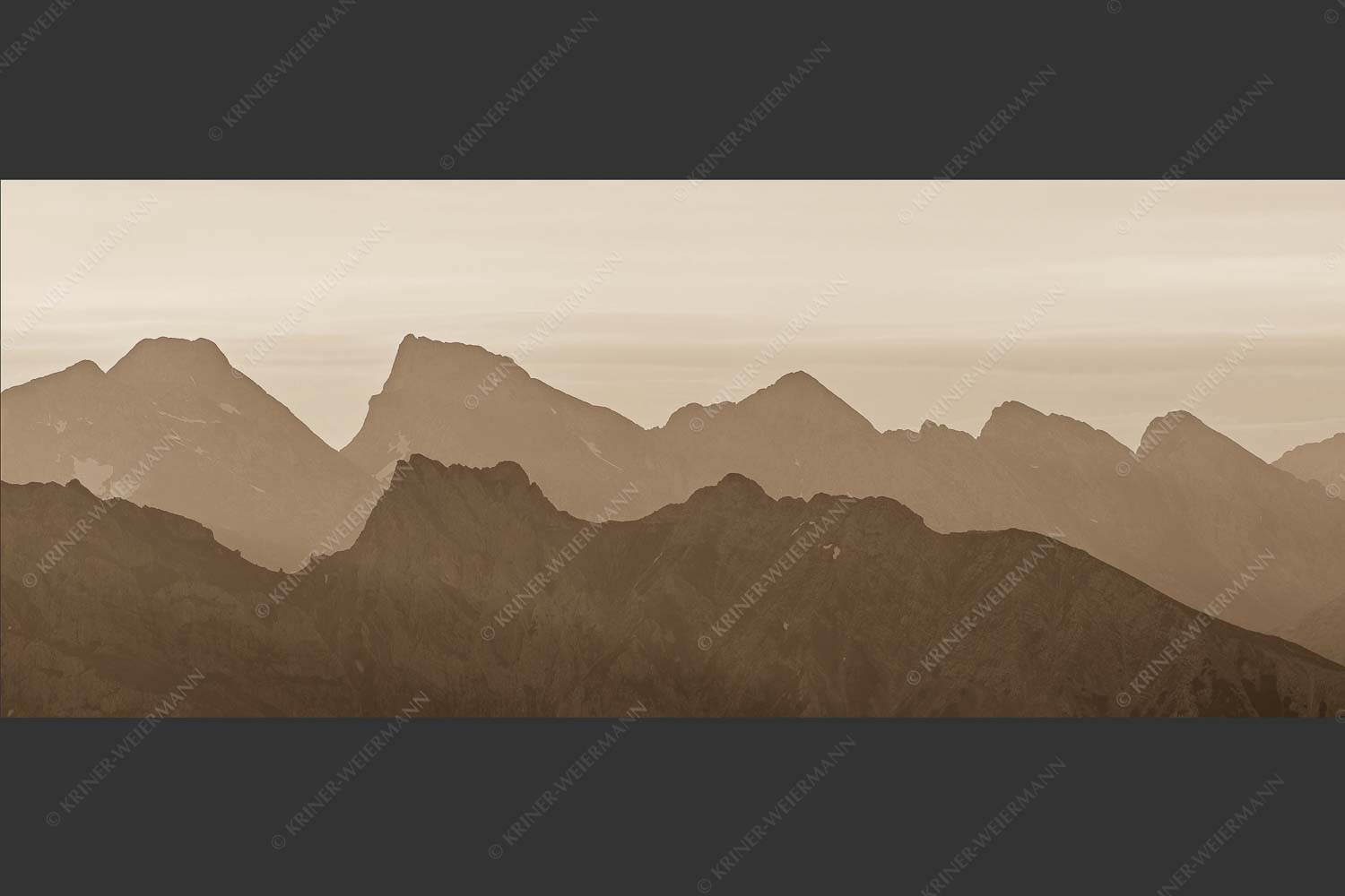Mittenwalder Höhenweg und Sulzleklammspitz vor Vogelkar- und Östlicher Karwendelspitze - Wie kopiert 2,5:1 sepia -- Mittenwalder Höhenweg und Östliche Karwendelspitze - mehr Infos bei www.Kriner-Weiermann.de