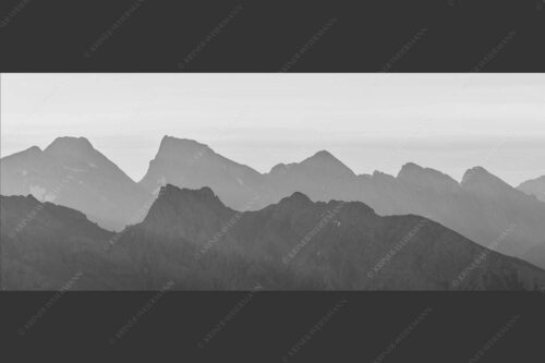 Mittenwalder Höhenweg und Sulzleklammspitz vor Vogelkar- und Östlicher Karwendelspitze - Wie kopiert 2,5:1 sw -- Mittenwalder Höhenweg und Östliche Karwendelspitze - mehr Infos bei www.Kriner-Weiermann.de