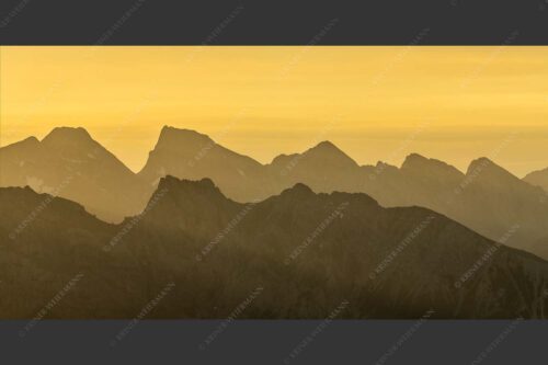 Mittenwalder Höhenweg und Sulzleklammspitz vor Vogelkar- und Östlicher Karwendelspitze - Wie kopiert 2:1  -- Mittenwalder Höhenweg und Östliche Karwendelspitze - mehr Infos bei www.Kriner-Weiermann.de