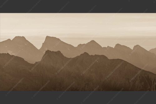 Mittenwalder Höhenweg und Sulzleklammspitz vor Vogelkar- und Östlicher Karwendelspitze - Wie kopiert 2:1 sepia -- Mittenwalder Höhenweg und Östliche Karwendelspitze - mehr Infos bei www.Kriner-Weiermann.de