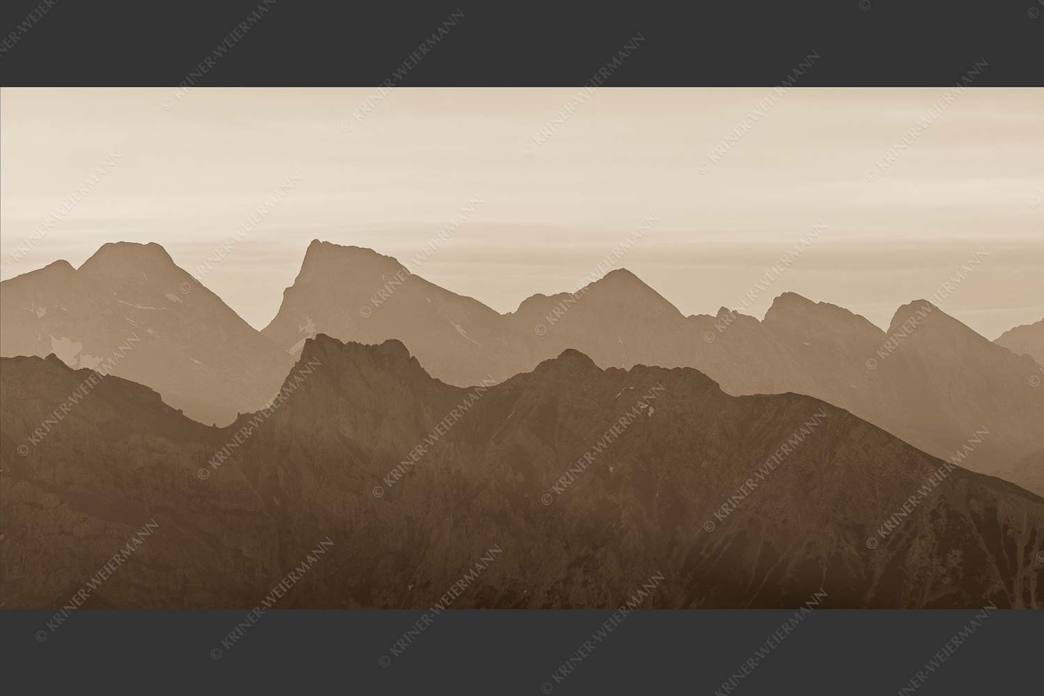 Mittenwalder Höhenweg und Sulzleklammspitz vor Vogelkar- und Östlicher Karwendelspitze - Wie kopiert 2:1 sepia -- Mittenwalder Höhenweg und Östliche Karwendelspitze - mehr Infos bei www.Kriner-Weiermann.de
