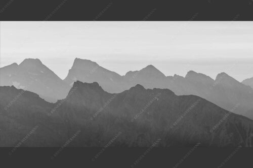 Mittenwalder Höhenweg und Sulzleklammspitz vor Vogelkar- und Östlicher Karwendelspitze - Wie kopiert 2:1 sw -- Mittenwalder Höhenweg und Östliche Karwendelspitze - mehr Infos bei www.Kriner-Weiermann.de