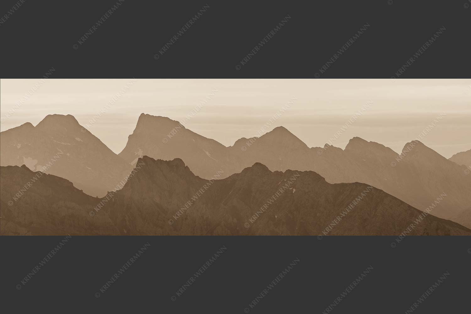 Mittenwalder Höhenweg und Sulzleklammspitz vor Vogelkar- und Östlicher Karwendelspitze - Wie kopiert 3:1 sepia -- Mittenwalder Höhenweg und Östliche Karwendelspitze - mehr Infos bei www.Kriner-Weiermann.de