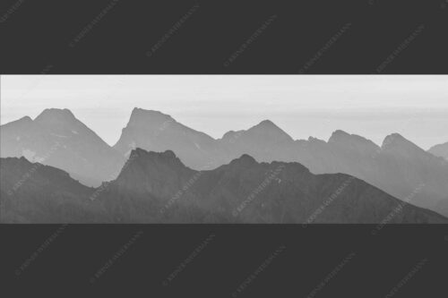 Mittenwalder Höhenweg und Sulzleklammspitz vor Vogelkar- und Östlicher Karwendelspitze - Wie kopiert 3:1 sw -- Mittenwalder Höhenweg und Östliche Karwendelspitze - mehr Infos bei www.Kriner-Weiermann.de