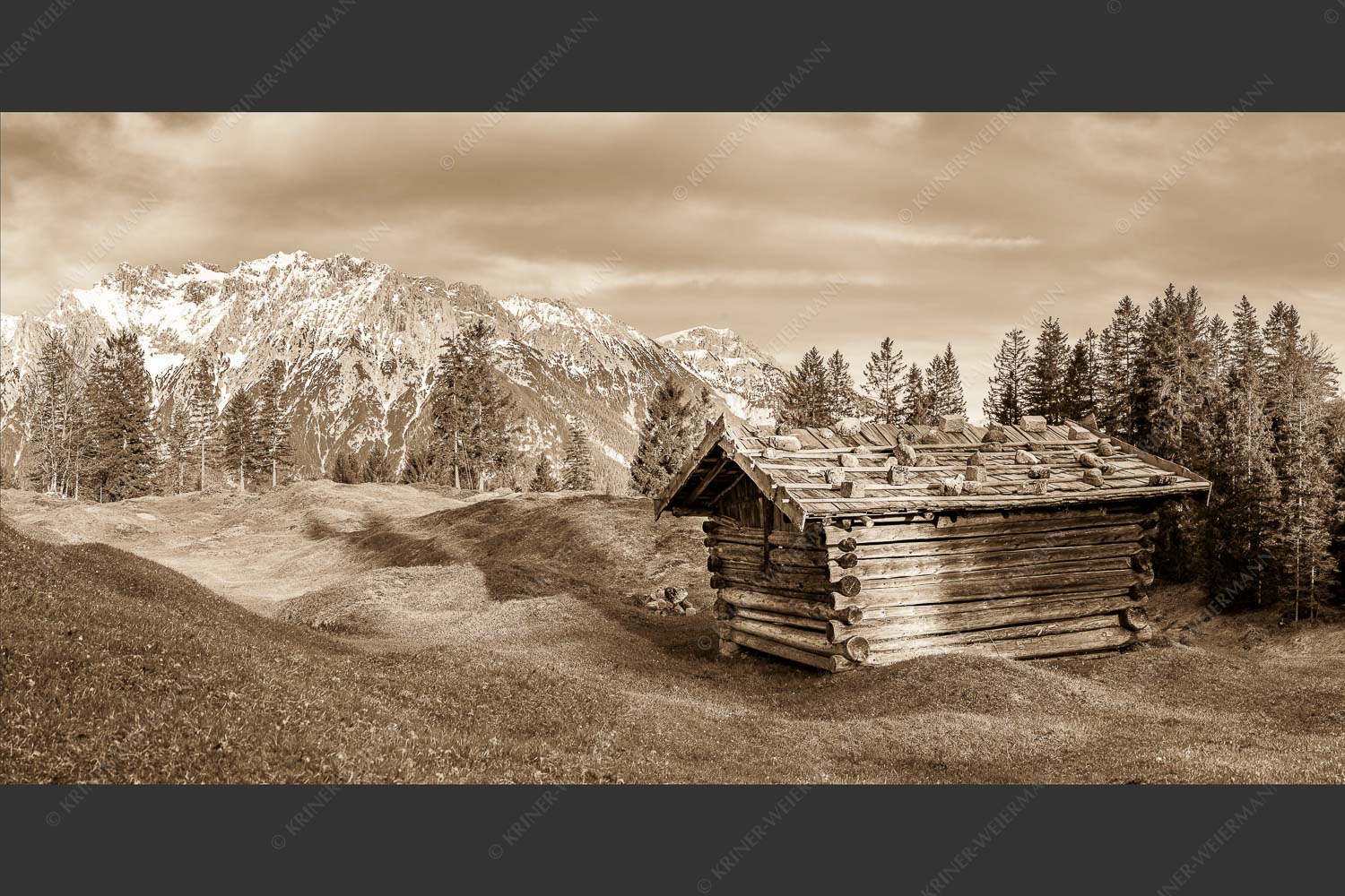 Traditioneller Stadel mit Blick zum Karwendel - Wiesmahtstadel 2:1 sepia -- Buckelwiese mit Karwendel - mehr Infos bei www.Kriner-Weiermann.de