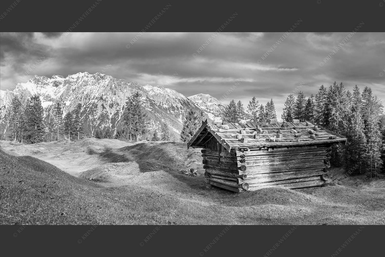 Traditioneller Stadel mit Blick zum Karwendel - Wiesmahtstadel 2:1 sw -- Buckelwiese mit Karwendel - mehr Infos bei www.Kriner-Weiermann.de