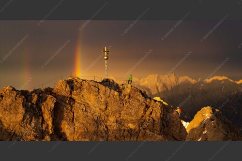 Traumhafte Stimmung auf den letzten Metern zum höchsten Gipfel in Deutschland - Wiklich oben bist du nie 2:1  -- Regenbogen an der Zugspitze - mehr Infos bei www.Kriner-Weiermann.de