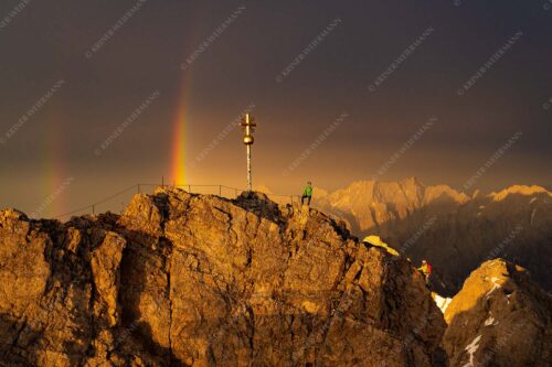 Traumhafte Stimmung auf den letzten Metern zum höchsten Gipfel in Deutschland - Wiklich oben bist du nie 3:2  -- Regenbogen an der Zugspitze - mehr Infos bei www.Kriner-Weiermann.de