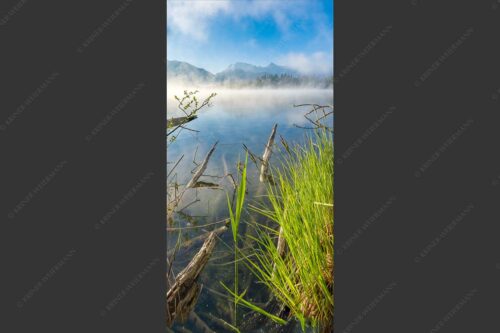 Blick über Barmsee zum Karwendelgebirge - Wildes Ufer 1:2  -- Nebel am Barmsee mit Karwendel - mehr Infos bei www.Kriner-Weiermann.de