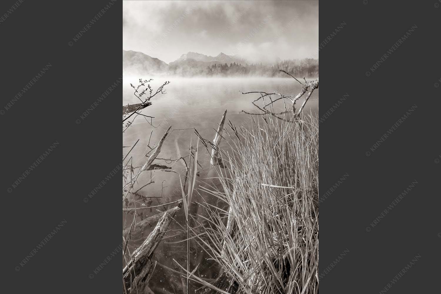 Blick über Barmsee zum Karwendelgebirge - Wildes Ufer 2:3 sepia -- Nebel am Barmsee mit Karwendel - mehr Infos bei www.Kriner-Weiermann.de