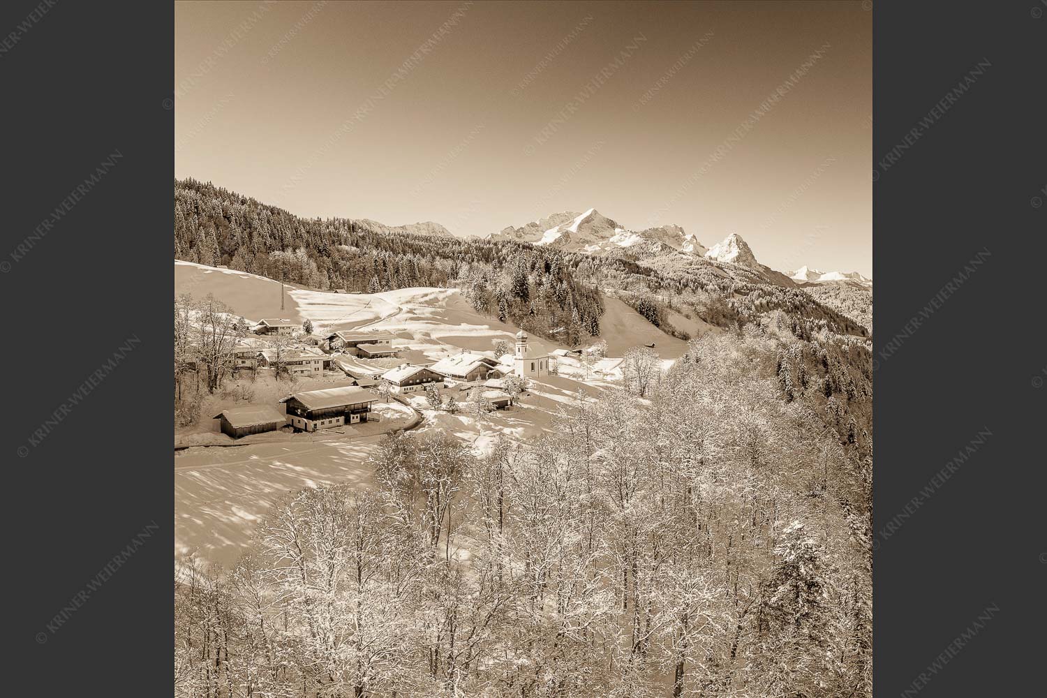 Wamberg mit Zugspitzmassiv und Garmisch-Partenkirchen - Winter am Wamberg 1:1 sepia -- Alpspitze Zugspitze und Waxenstein - mehr Infos bei www.Kriner-Weiermann.de