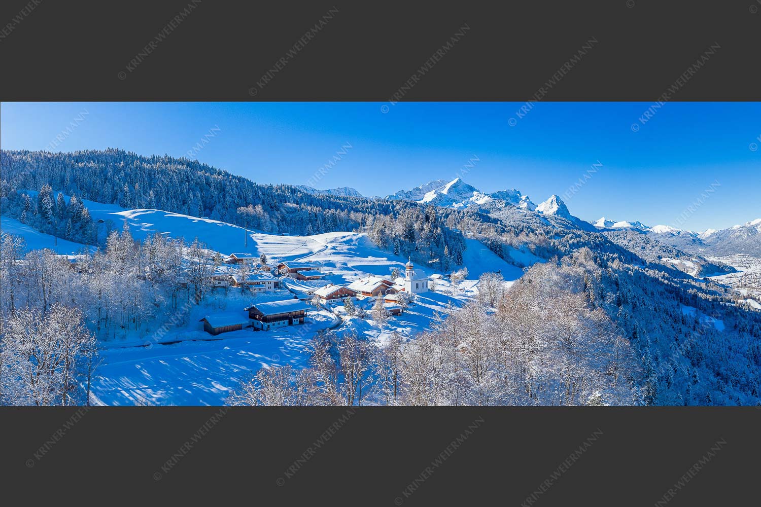 Wamberg mit Zugspitzmassiv und Garmisch-Partenkirchen - Winter am Wamberg 2,5:1  -- Alpspitze Zugspitze und Waxenstein - mehr Infos bei www.Kriner-Weiermann.de