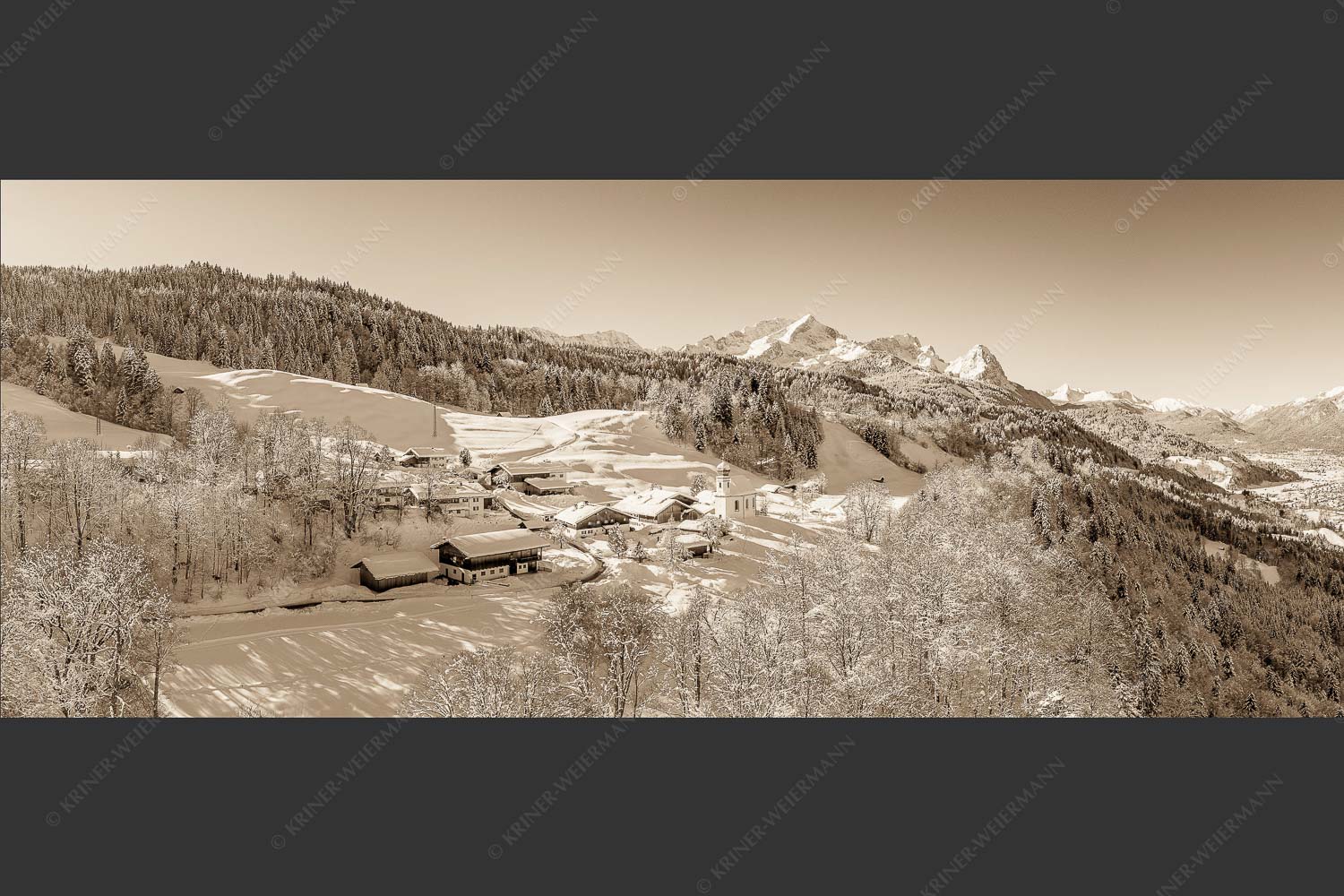 Wamberg mit Zugspitzmassiv und Garmisch-Partenkirchen - Winter am Wamberg 2,5:1 sepia -- Alpspitze Zugspitze und Waxenstein - mehr Infos bei www.Kriner-Weiermann.de