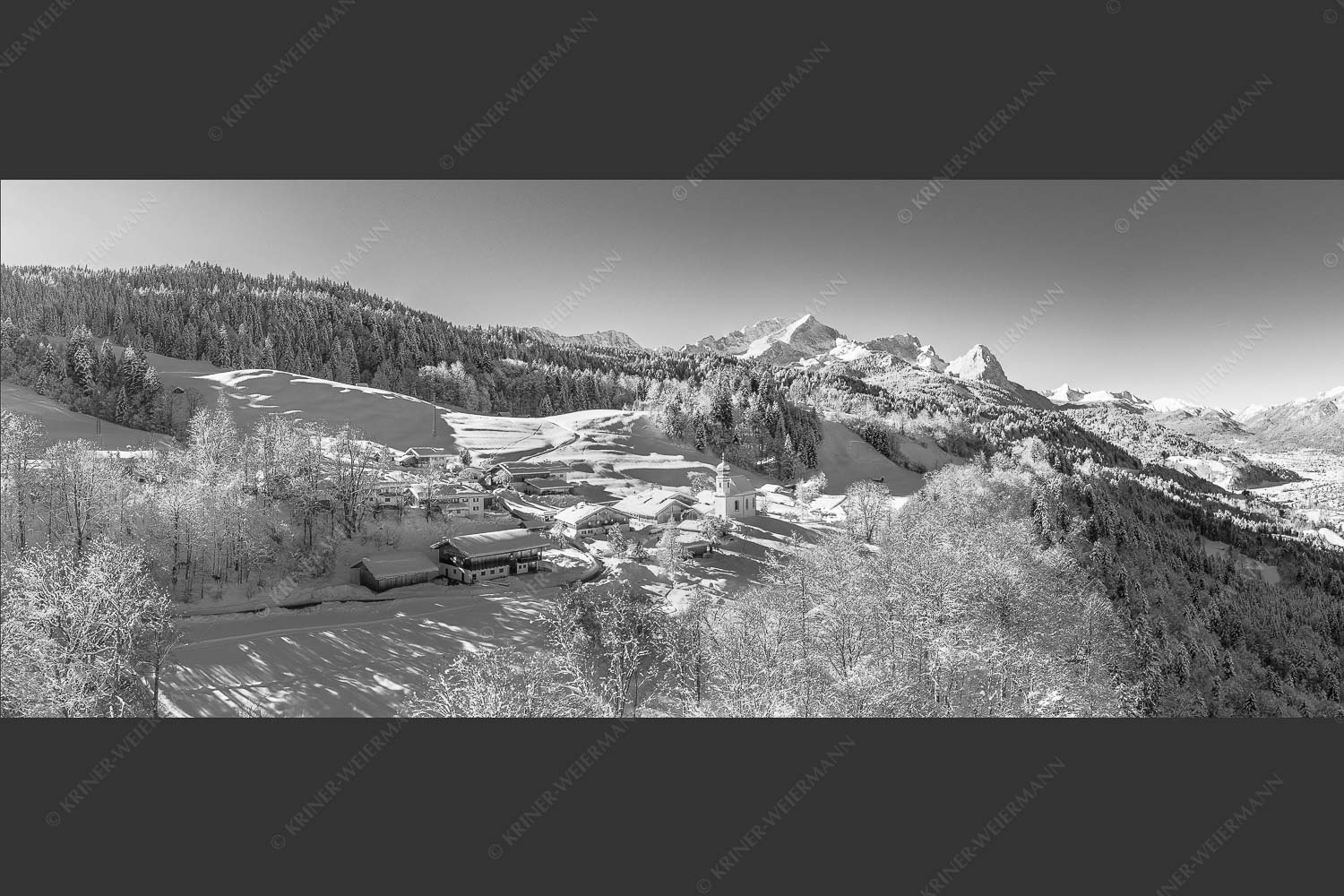 Wamberg mit Zugspitzmassiv und Garmisch-Partenkirchen - Winter am Wamberg 2,5:1 sw -- Alpspitze Zugspitze und Waxenstein - mehr Infos bei www.Kriner-Weiermann.de
