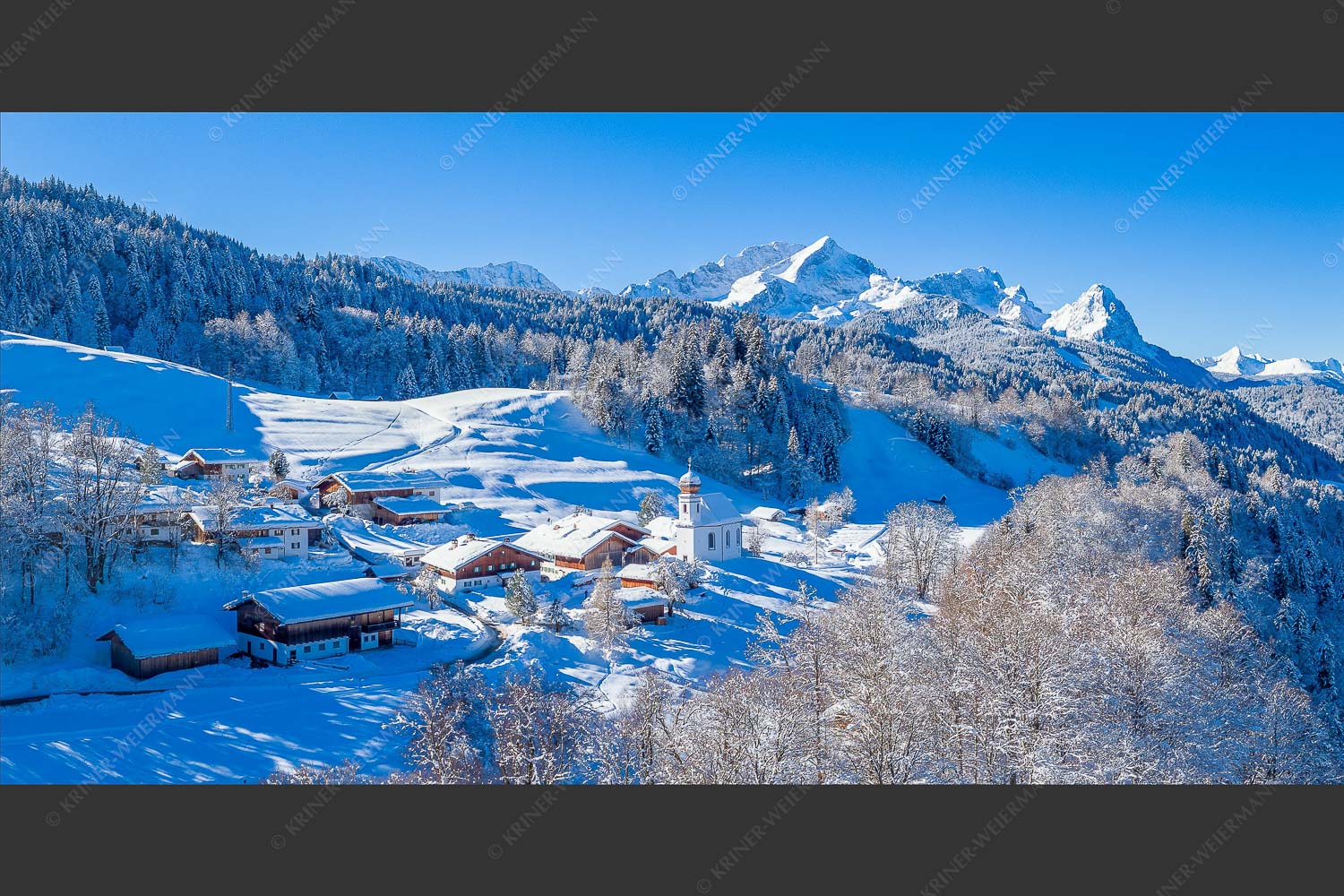 Wamberg mit Zugspitzmassiv und Garmisch-Partenkirchen - Winter am Wamberg 2:1  -- Alpspitze Zugspitze und Waxenstein - mehr Infos bei www.Kriner-Weiermann.de