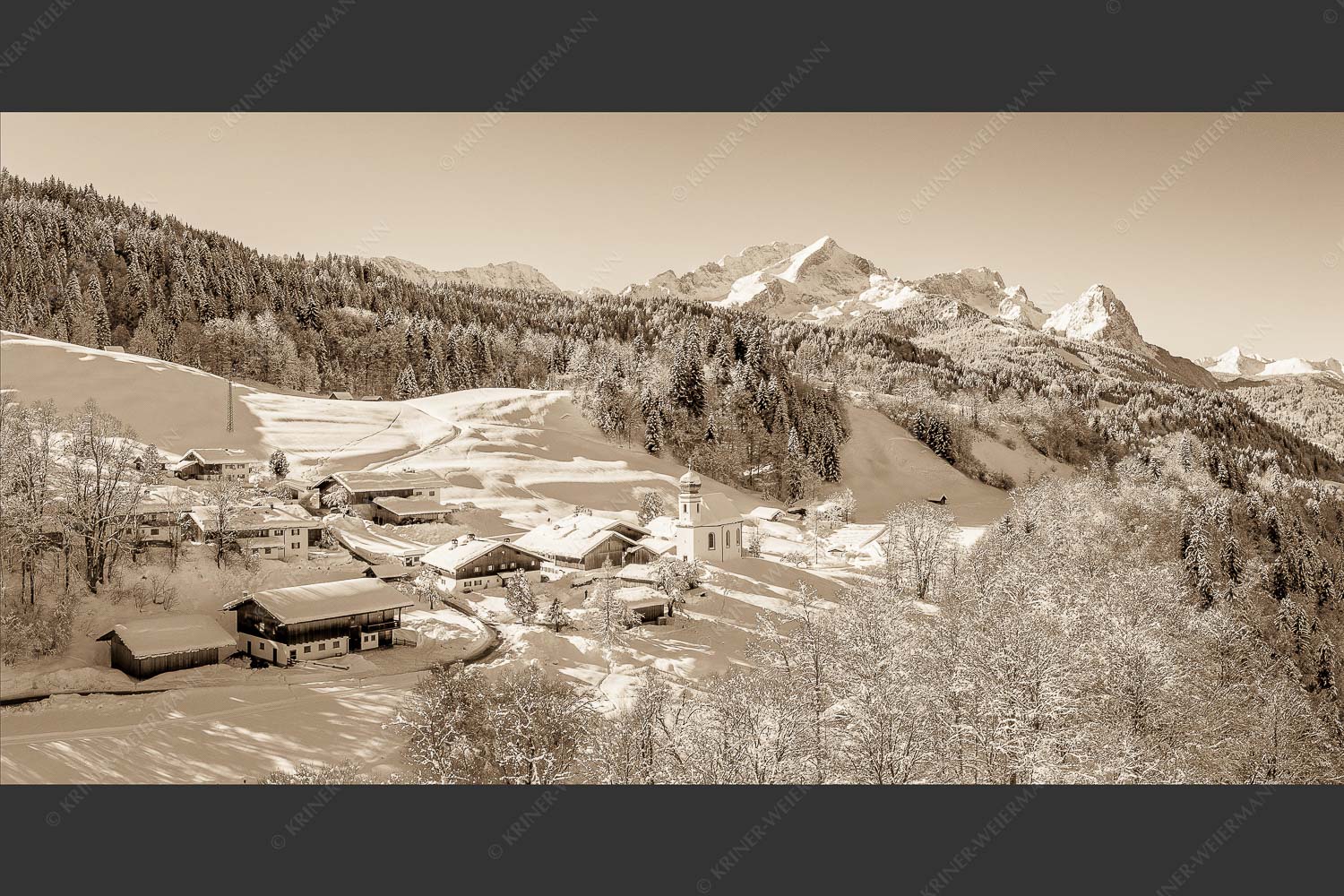 Wamberg mit Zugspitzmassiv und Garmisch-Partenkirchen - Winter am Wamberg 2:1 sepia -- Alpspitze Zugspitze und Waxenstein - mehr Infos bei www.Kriner-Weiermann.de