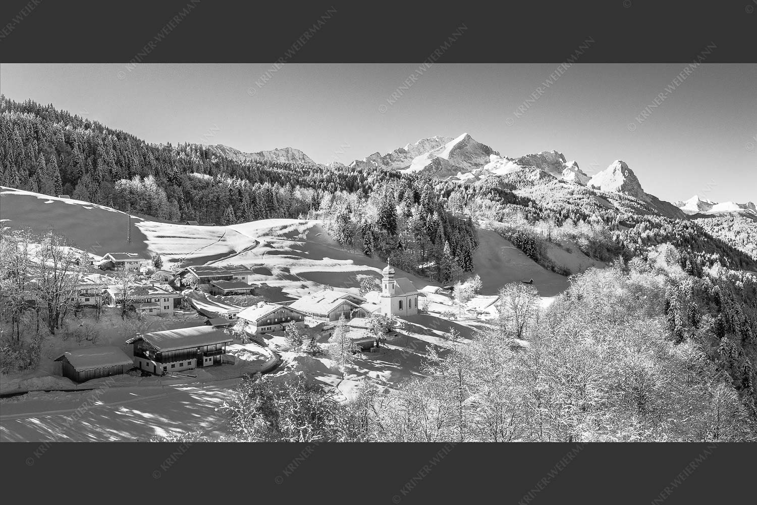 Wamberg mit Zugspitzmassiv und Garmisch-Partenkirchen - Winter am Wamberg 2:1 sw -- Alpspitze Zugspitze und Waxenstein - mehr Infos bei www.Kriner-Weiermann.de