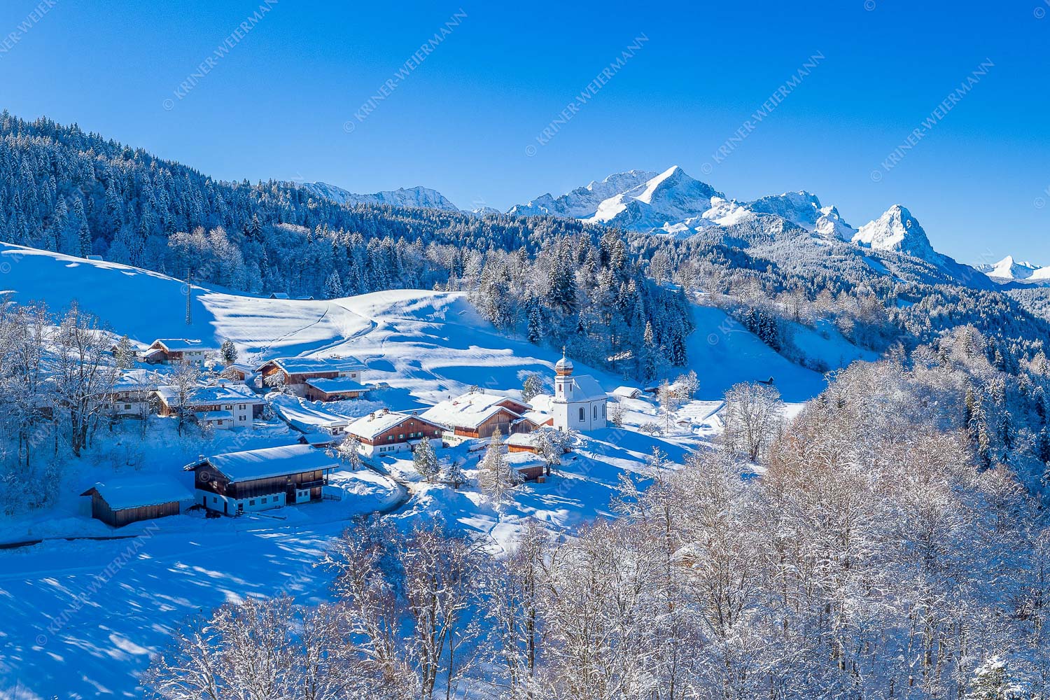 Wamberg mit Zugspitzmassiv und Garmisch-Partenkirchen - Winter am Wamberg 3:2  -- Alpspitze Zugspitze und Waxenstein - mehr Infos bei www.Kriner-Weiermann.de