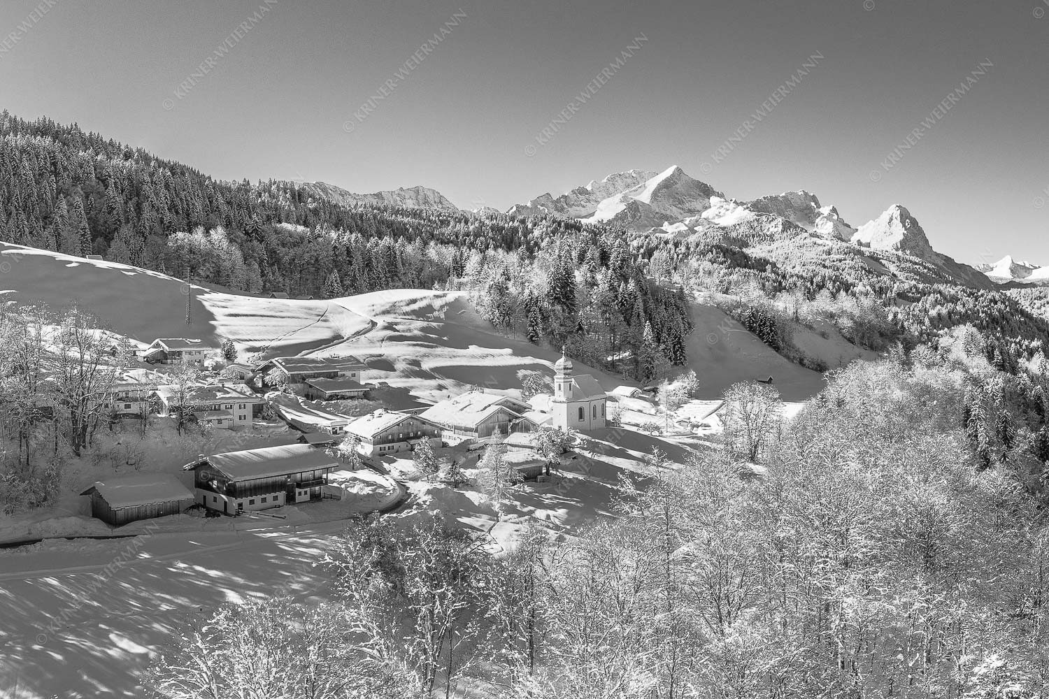 Wamberg mit Zugspitzmassiv und Garmisch-Partenkirchen - Winter am Wamberg 3:2 sw -- Alpspitze Zugspitze und Waxenstein - mehr Infos bei www.Kriner-Weiermann.de
